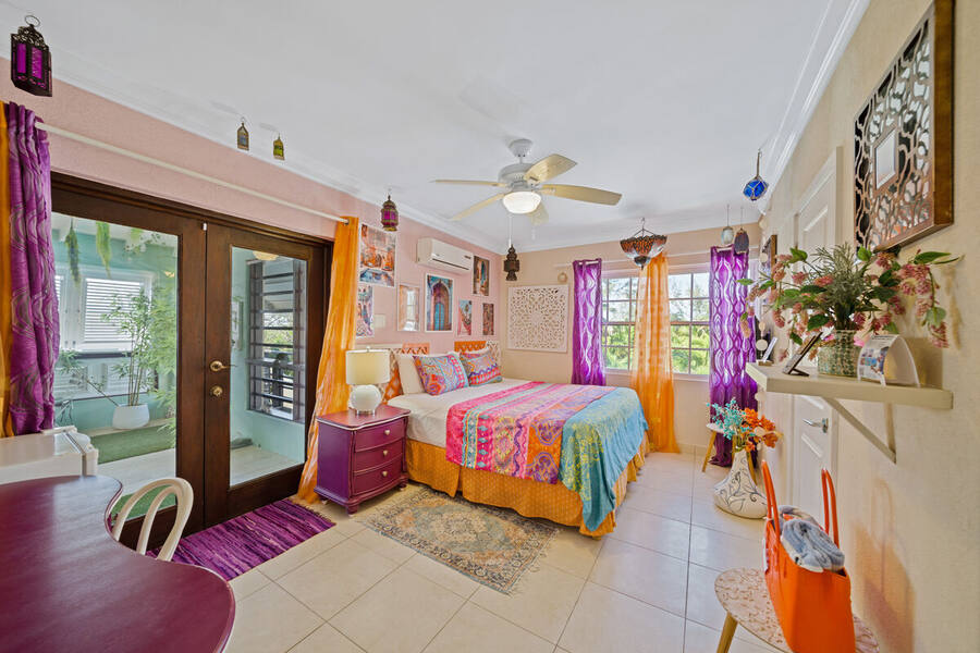Moroccan Room king configuration